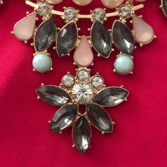 New. Pearl & multi-colored Statement Necklace - Picture 3 of 4